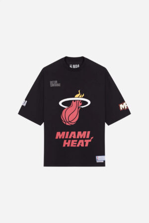 Camisa Miami Heats, preta com detalhes vermelhos e com a logo no meio.