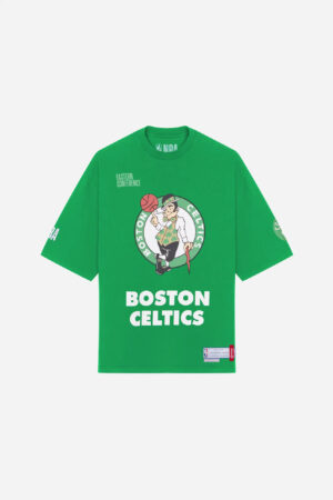 Camisa verde com logo do Boston Celtics no meio.